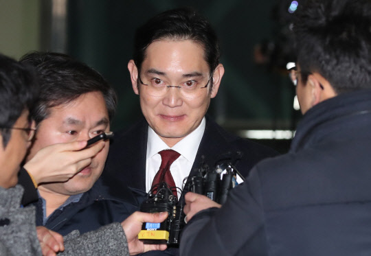 비선실세 최순실 일가 지원과 관련한 뇌물공여 혐의를 받고 있는 이재용 삼성전자 부회장이 13일 오전 피의자신분으로 특검 조사를 받은 뒤 서울 강남구 특검 사무실을 나서고 있다.